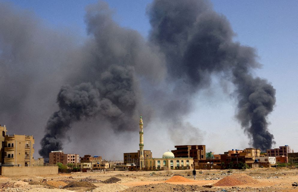 Il fumo si alza dalla periferia della capitale sudanese Khartum - Reuters