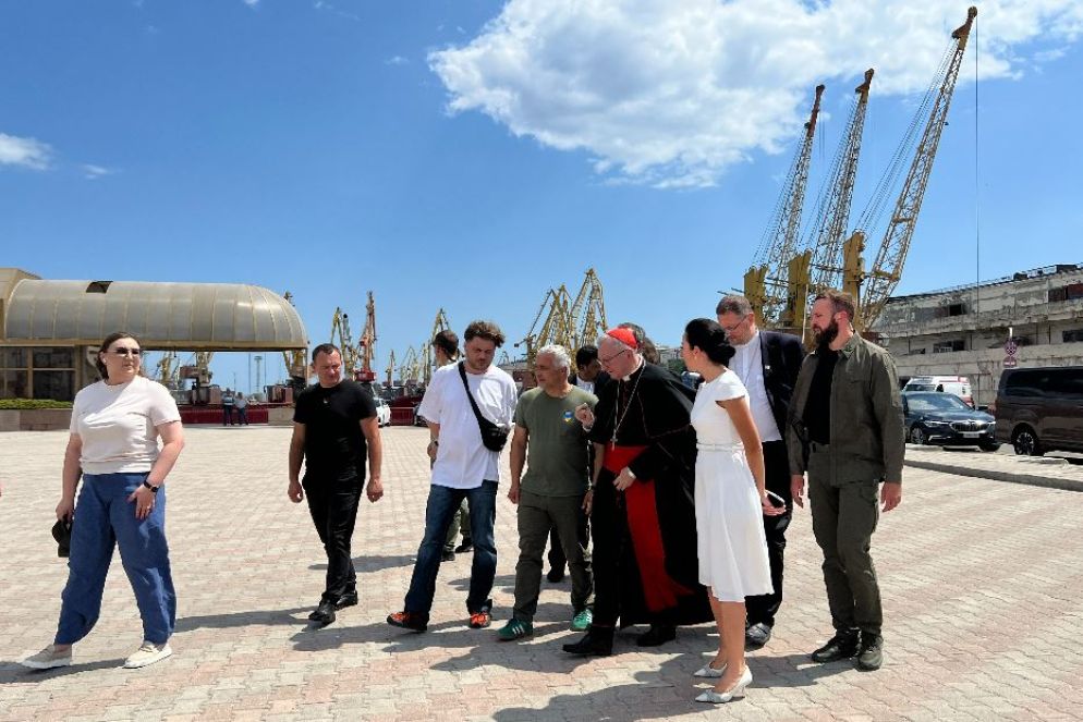 Il cardinale Pietro Parolin visita il porto di Odessa, più volte attaccato dai russi - Gambassi