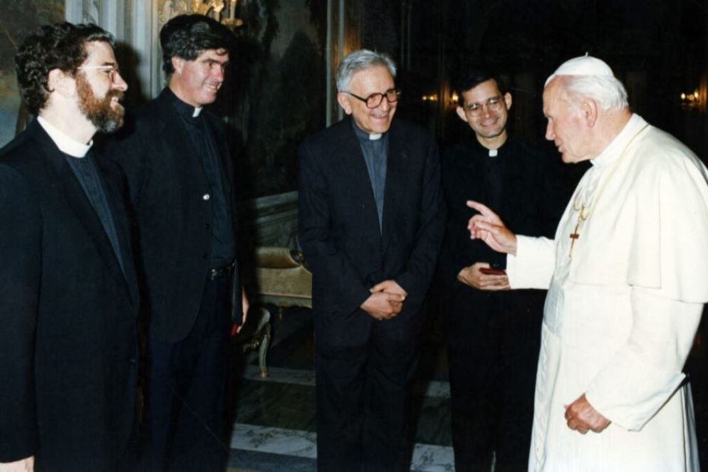 Un incontro di Giovanni Paolo II con lo staff della Specola Vaticana tra loro si riconoscono Maffeo e l'attuale direttore Guy Consolmagno - Specola Vaticana