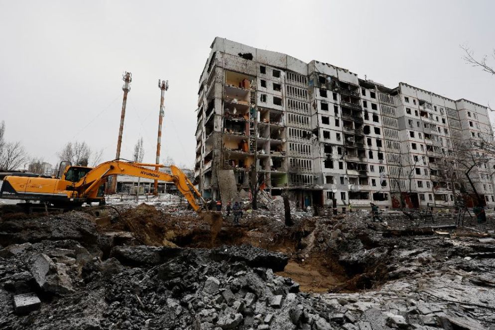 Il cratere lasciato da uno dei missili russi caduti su Kharkiv il 23 gennaio che hanno ucciso 11 persone - Ansa