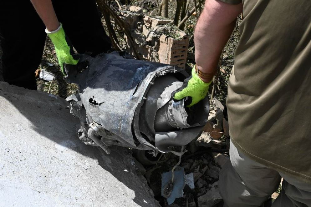 La polizia ucraina mentre porta via i resti di un missile russo caduto a Kiev - Ansa