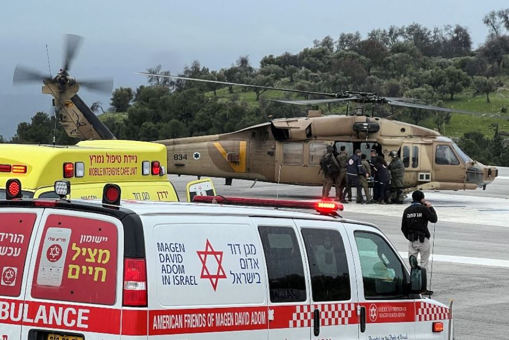 L'evacuazione di un ferito da Safet per i razzi lanciati da Hezbollah libanese - Reuters