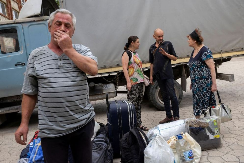 L'evacuazione dalla cittadina di Toretsk verso cui avanza l'esercito russo - Reuters