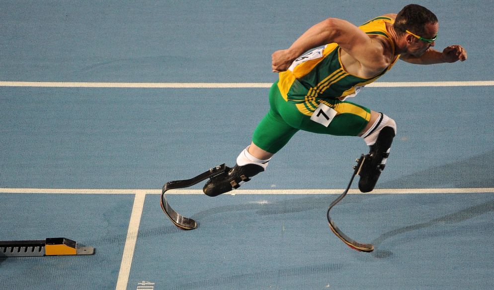 Oscar Pistorius in gara nel 2011 - Ansa
