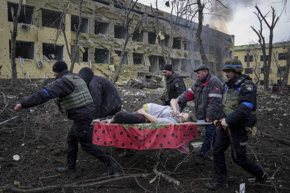 Una delle immagini simbolo della tragedia ucraina: la partoriente estratta dalle macerie dell'ospedale pediatrico di Mariupol, poi purtroppo morta con il bambino che stava per dare alla luce