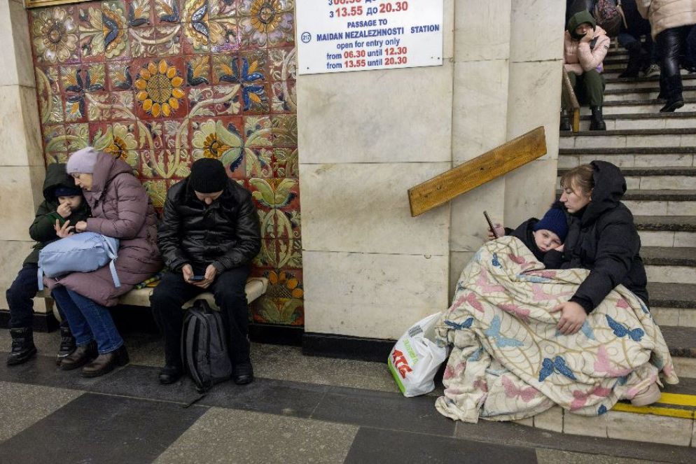 La gente di Kiev nelle stazioni della metropolitana usate come rifugio durante un attacco missilistico - Reuters