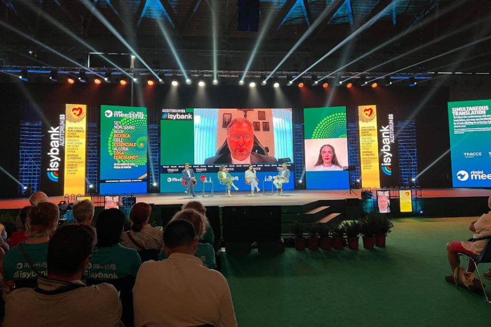 L'incontro sulla guerra in Ucraina al Meeting di Rimini. Sul grande schermo il nunzio apostolico a Kiev, l’arcivescovo Visvaldas Kulbokas - Gambassi