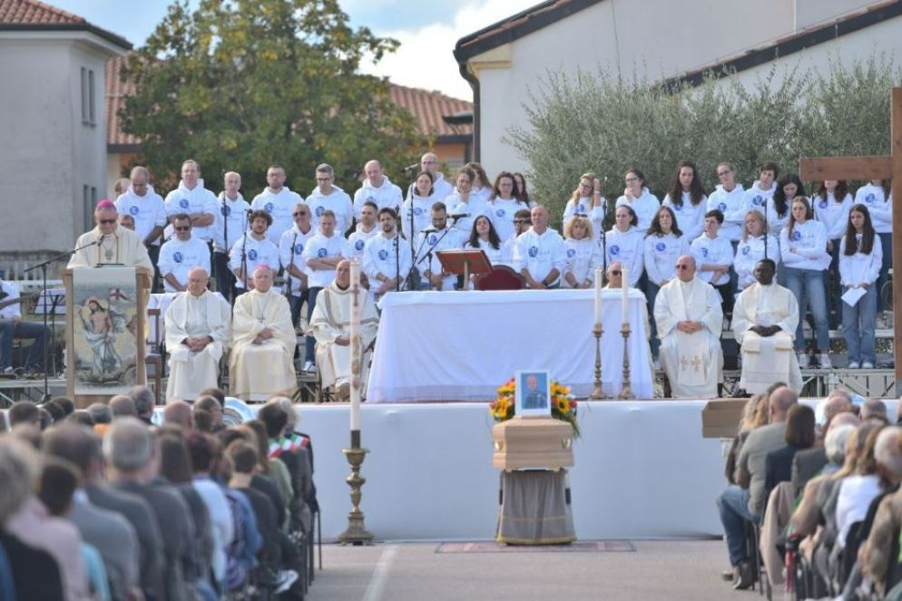 Il vescovo di Vicenza Giuliano Brugnotto insieme ai 50 sacerdoti che hanno concelebrato il funerale di Sammy - Diocesi di Vicenza