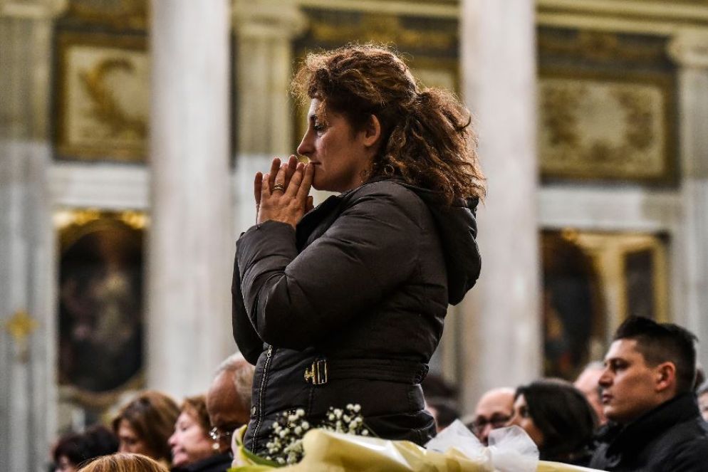 Preghiera in Basilica - Foto di archivio