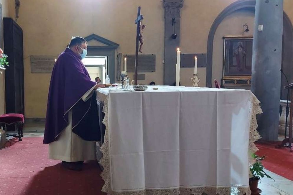 Il sacerdote con i paramenti in viola durante l'Avvento - Avvenire