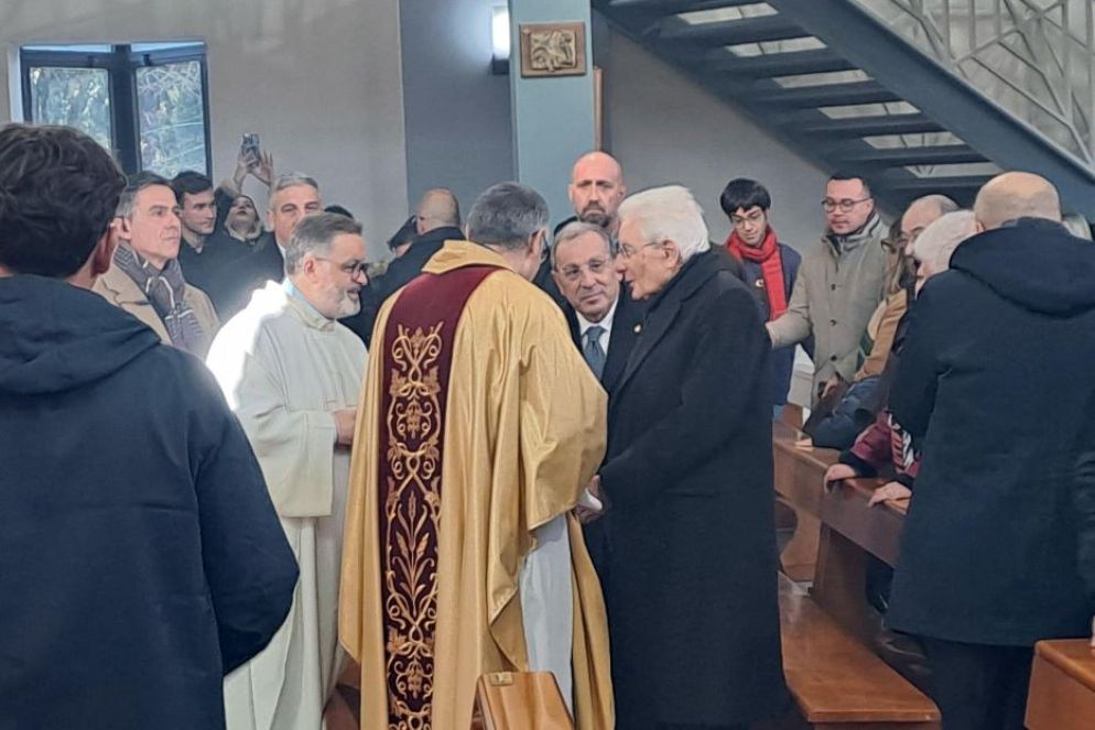 L'ingresso di Mattarella nella parrocchia di Caivano - Ansa