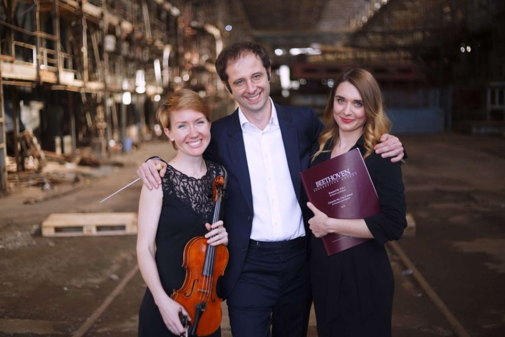 Il direttore principale dell'Orchestra sinfonica, Luigi Gaggero, con alcuni musicisti della compagine ucraina - © Kyiv Symphony Orchestra