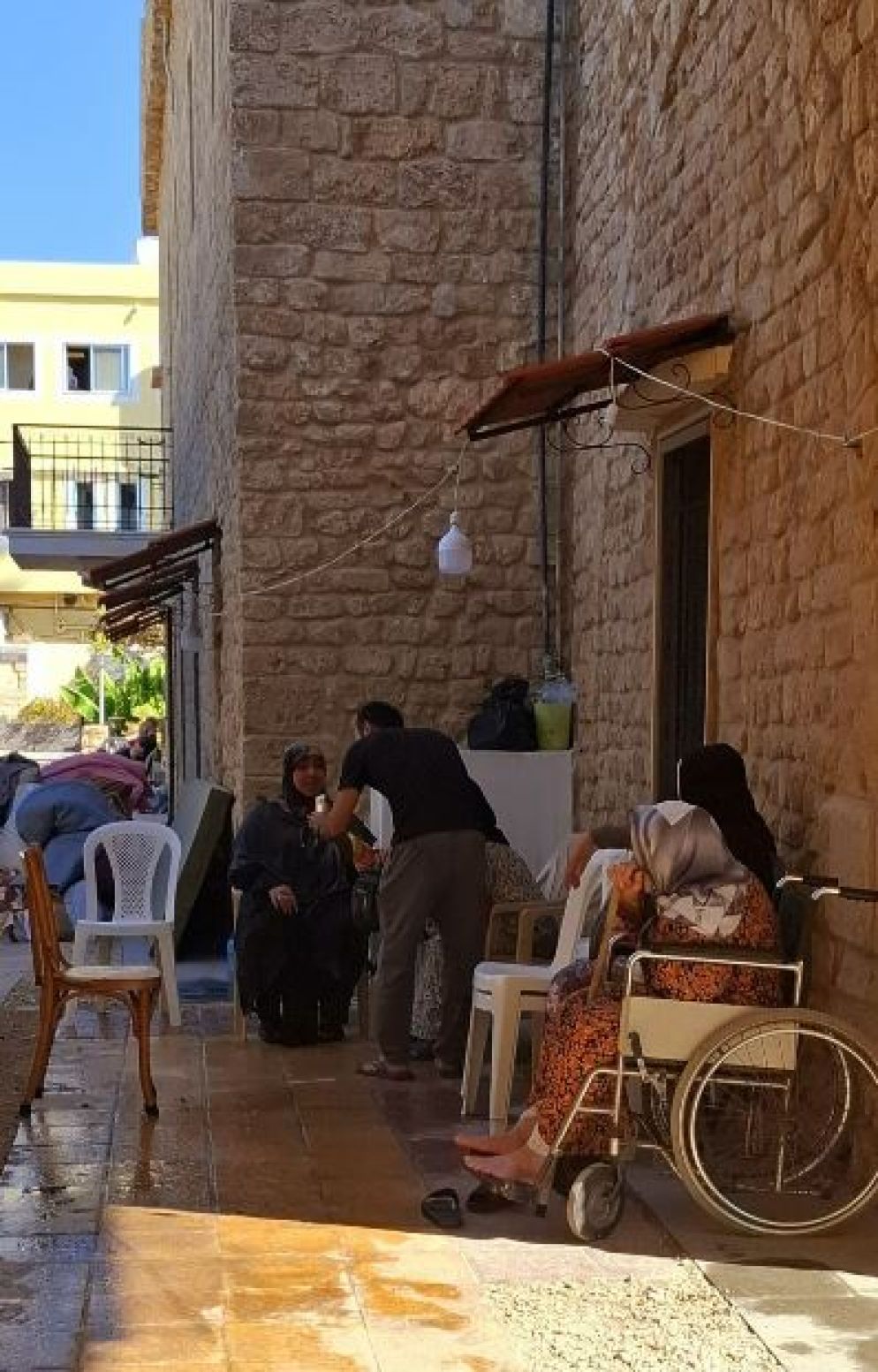 L'improvvisato accampamento di profughi nel convento di Tiro - undefined