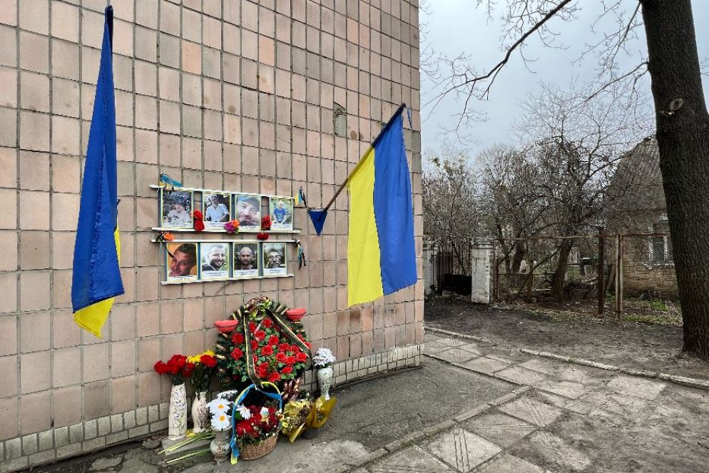 Il muro della fucilazione "dimenticata" di otto civili della resistenza di Bucha al civico 144 di via Yablunska dietro un palazzo di periferia - Gambassi