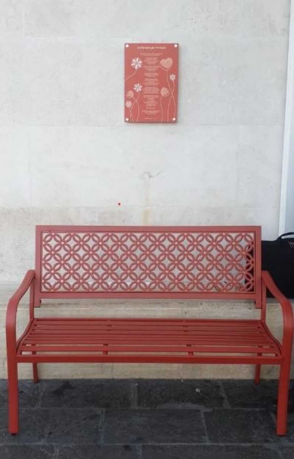 La panchina rossa all'ingresso del Policlinico - Gemelli