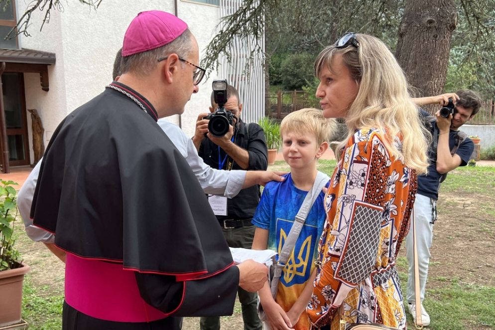 L'arcivescovo Maffeis con una famiglia ucraina assistita dalla Caritas - Gambassi