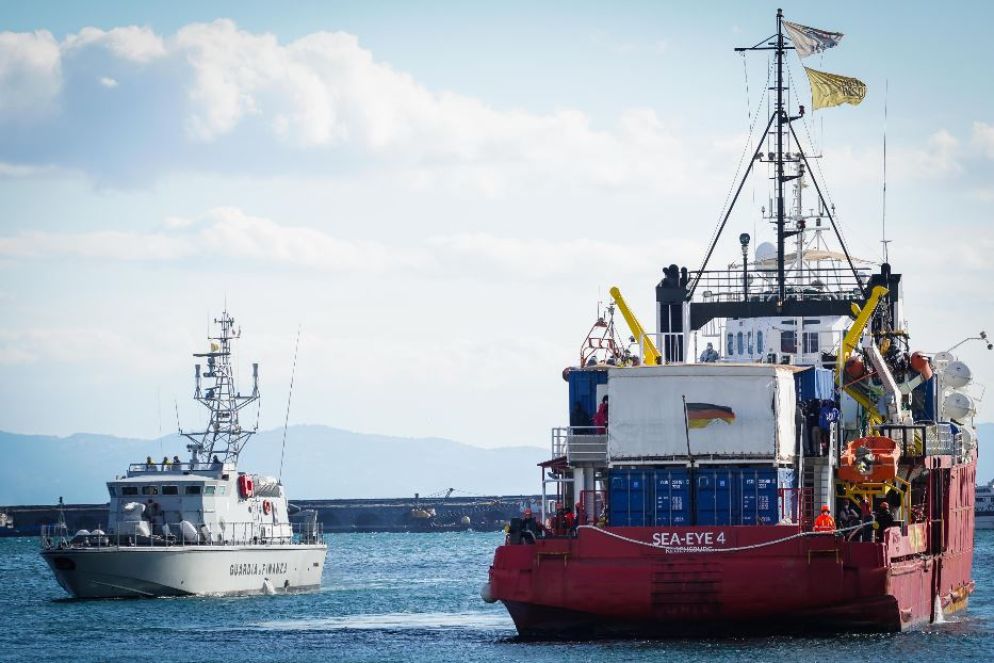 La Sea-Eye 4 nel porto di Napoli. L'arcivescovo Battaglia ha incontrato i 107 migranti salvati e ha benedetto le salme di due che sono morti nel naufragio, un morto era la madre di un bimbo di 10 mesi - Ansa