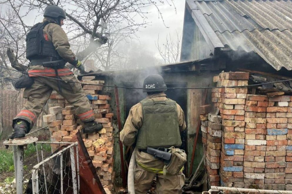 Nelle foto il bombardamento con droni lanciati su abitazioni civili di Nikopol. Gli ordigni radiocomandati vengono lanciati dall’area di Zaporizhzhia occupata dalle forze russe contro la più vicina città ucraina - .
