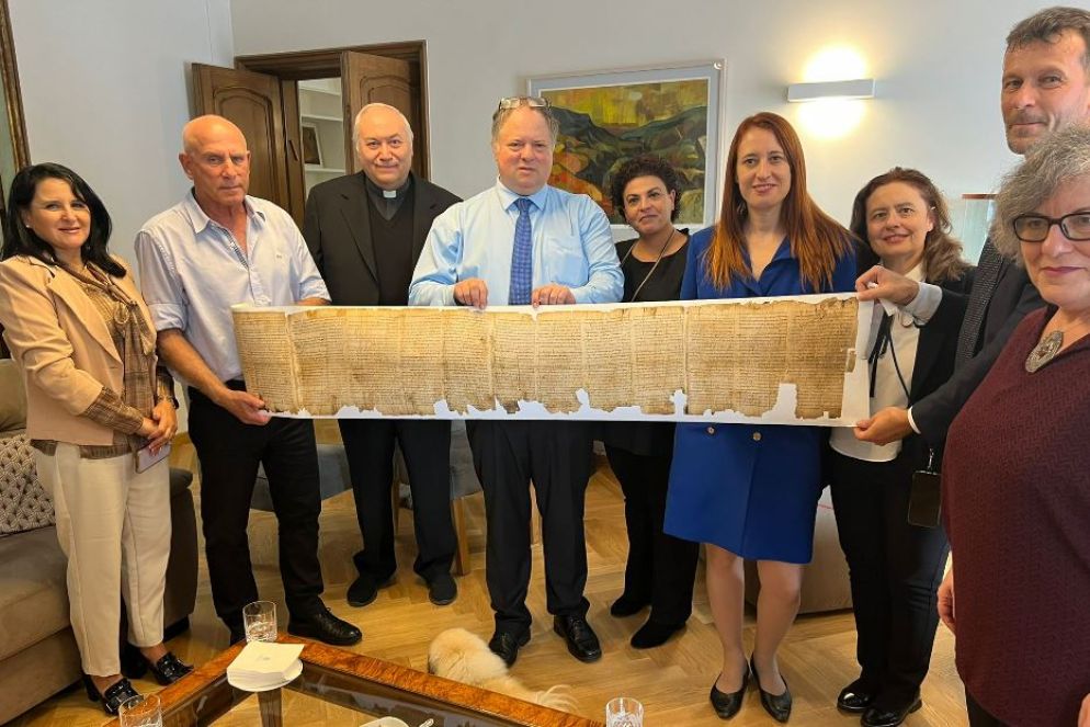 L'ambasciatore Yaron Sideman (al centro) con una replica del rotolo di Isaia invita i pellegrini in Terra Santa per il Giubileo - Ambasciata d'Israele presso la Santa Sede