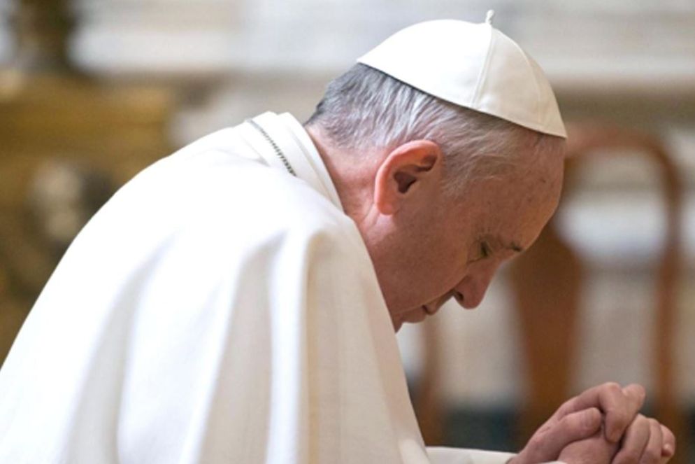 Il Papa in preghiera - Vatican media