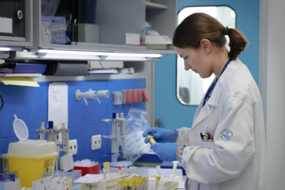 Una giovane ricercatrice nei laboratori del Bambino Gesù - .
