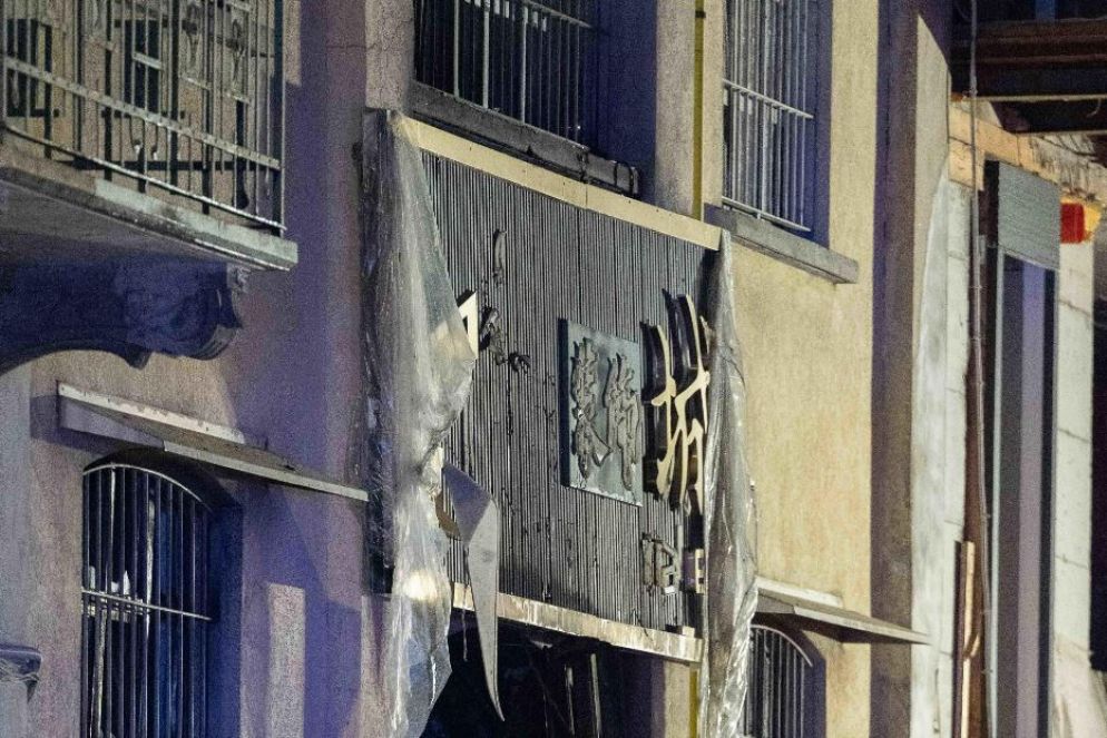 L'insegna del negozio in via Cantoni - ANSA