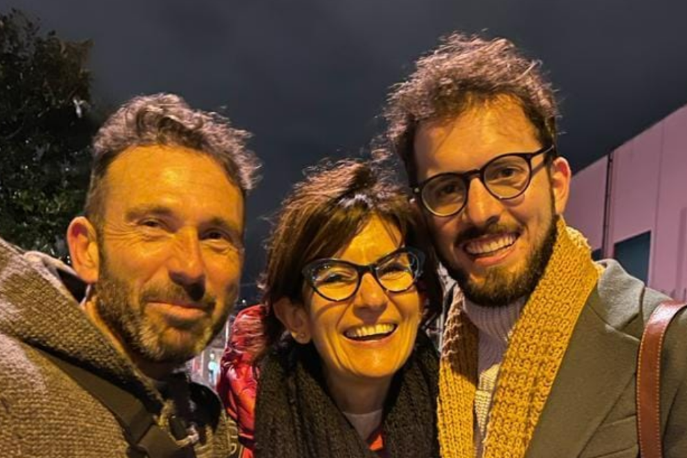 Un'altra foto di Micaela con Stefano Tavilla e un altro membro del Fiocchetto Lilla - .