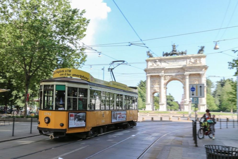 Il tram Carrelli mentre attraversa il centro di Milano - Museo Nazionale Scienza e Tecnologia