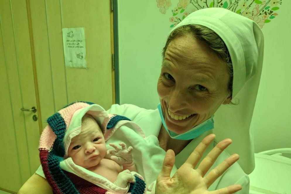 Una immagine di suor Valentina Sala al reparto maternità dell'ospedale Saint Joseph di Gerusalemme Est - V.S.