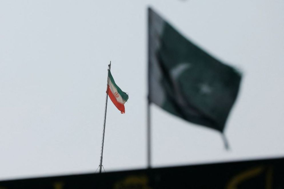 Una bandiera iraniana e sullo sfondo una del Pakistan - REUTERS