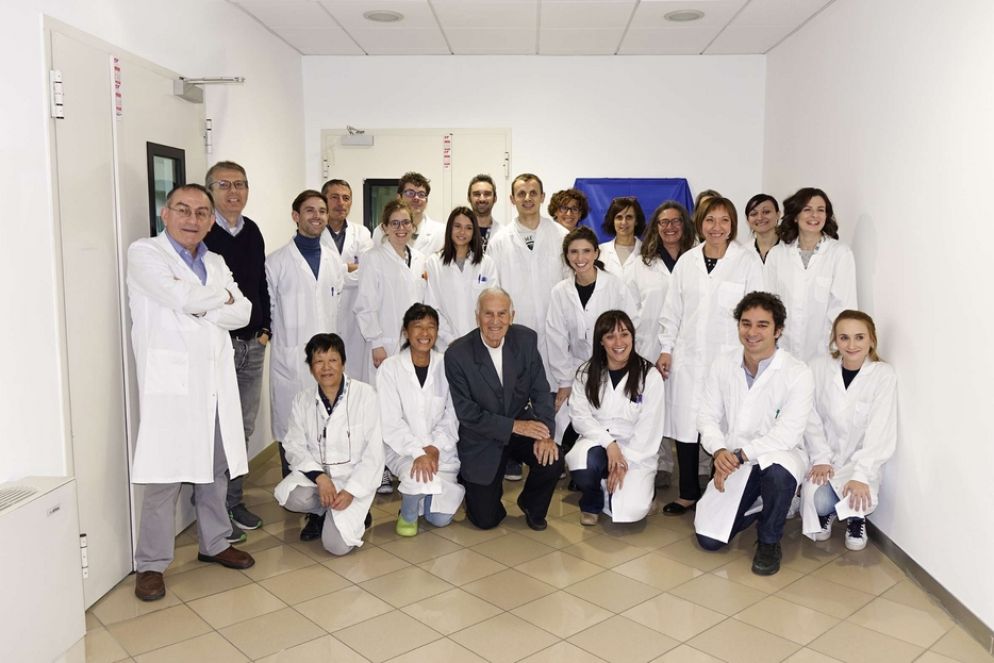 Garattini con un'équipe di ricerca del Mario Negri, l'Istituto di ricerche farmacologiche che fondò nel 1963