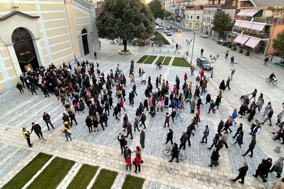 Una processione lungo le strade di Scutari - @ArqipeshkviaShkoder