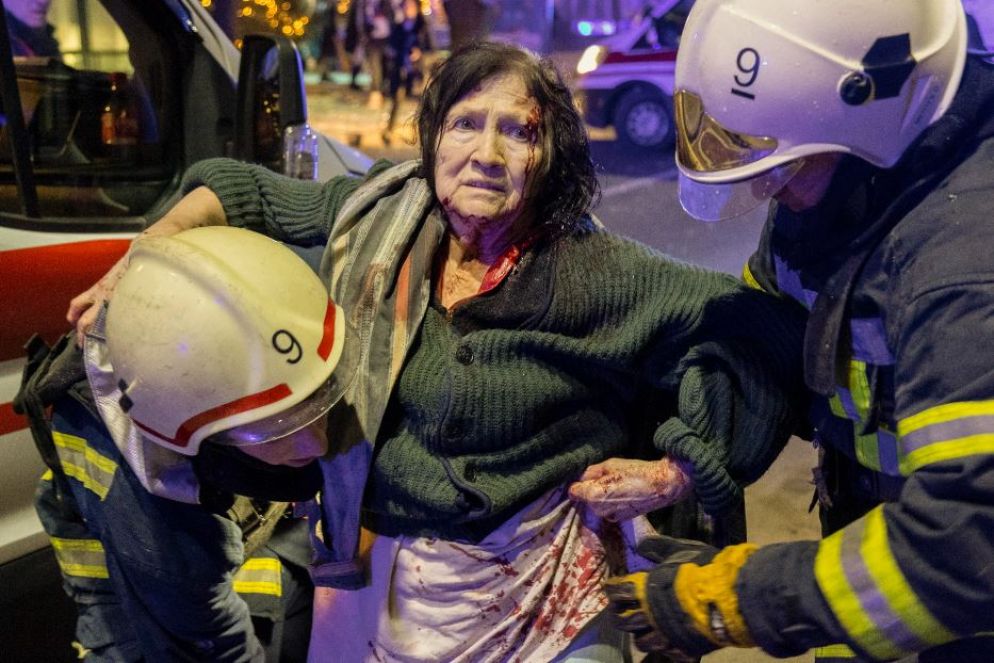 Una donna ferita nel centro di Kharkiv durante gli ultimi bombardamenti russi - Ansa