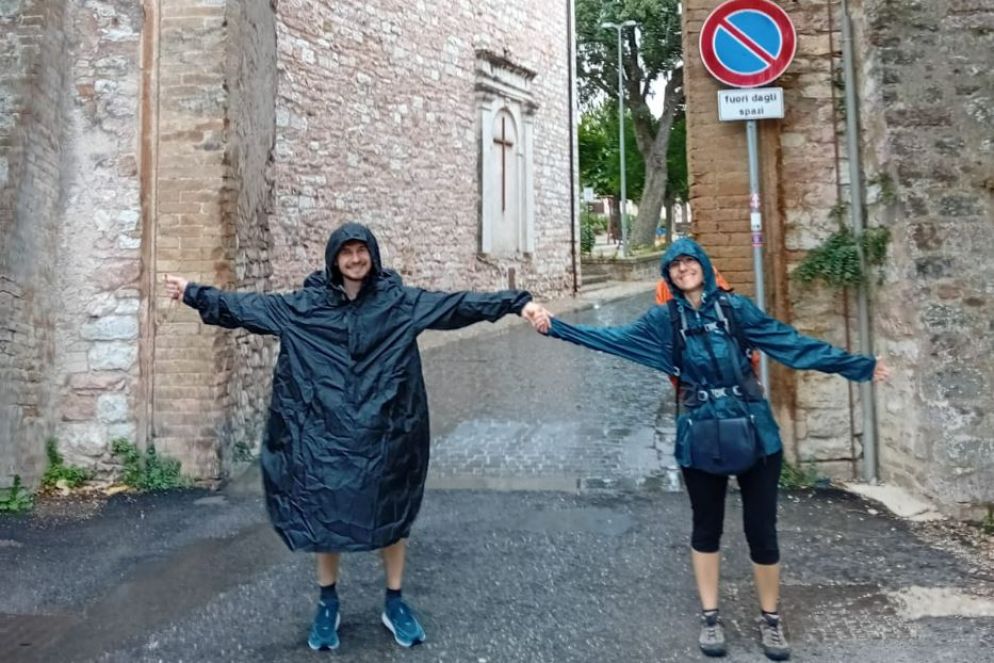 Il cammino di Silvia e Giovanni sulla Via Lauretana sotto la pioggia - .