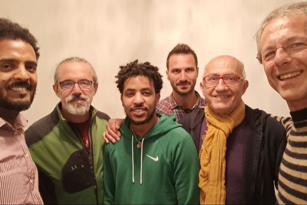 Alessandro Rocca (a sx) e Davide De Michelis (a dx) con Fiorino e alle sue spalle Enrico Guidi (riprese e montaggio) assieme a due dei "figli" di Vito - ©Alessandro Rocca