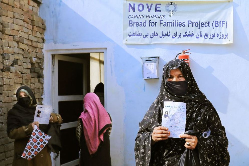 Donne a Kabul in attesa del pane - Ufficio stampa Nove Caring Humans
