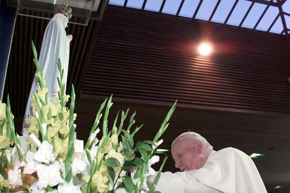 San Giovanni Paolo II davanti alla Madonna di Fatima - Foto di archivio