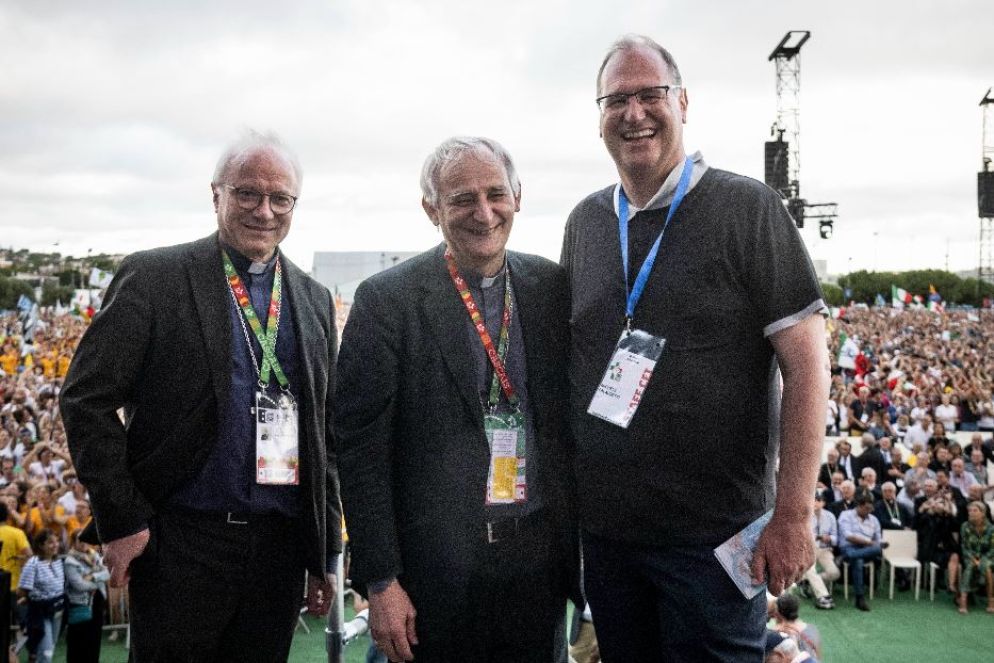 Il segretario generale della Cei monsignor Giuseppe Baturi, il presidente cardinale Zuppi e il direttore del Servizio nazionale di Pastorale giovanile don Michele Falabretti alla Festa degli Italiani - Foto Christian Gennari