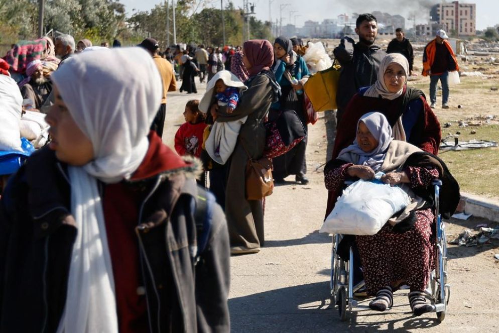 Sfollati in fuga da Khan Yunis verso la zona costiera vicino a Rafah - Reuters