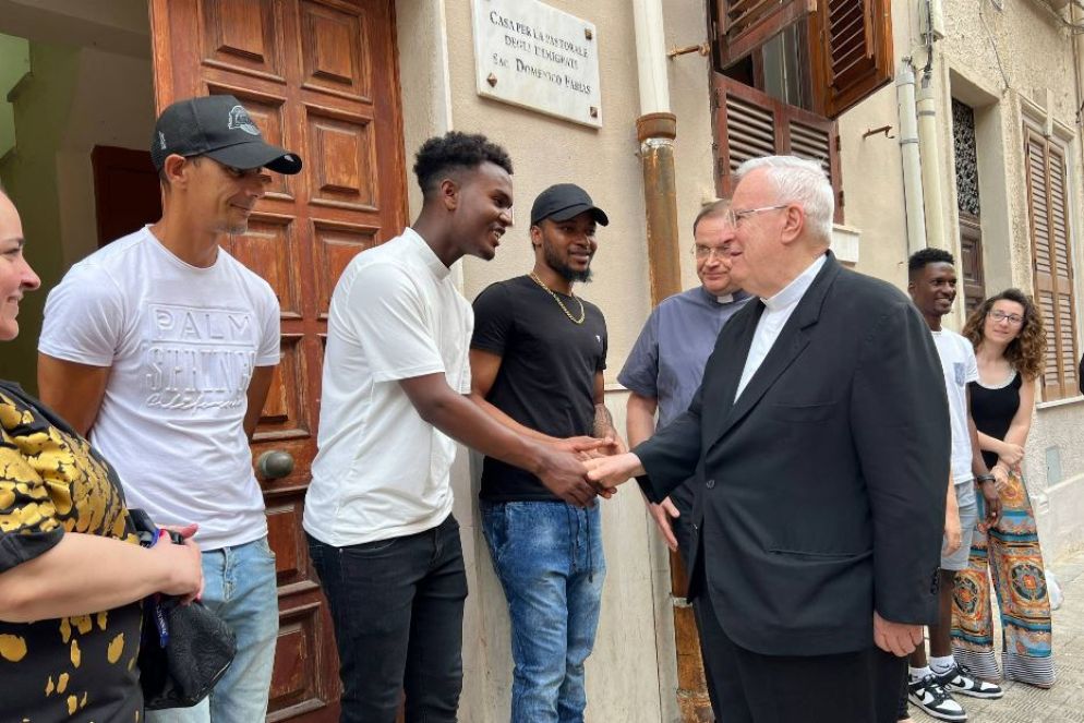 il cardinale Gualtiero Bassetti con gli ospiti e gli operatori della Casa per i migranti a Reggio Calabria - Gambassi