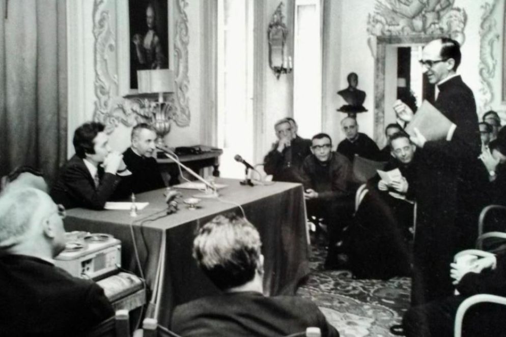 Don Michele (in piedi) a Urio negli anni Sessanta durante un convegno teologico con relatore l'allora cardinale Albino Luciani e moderatore Cesare Cavalleri - .