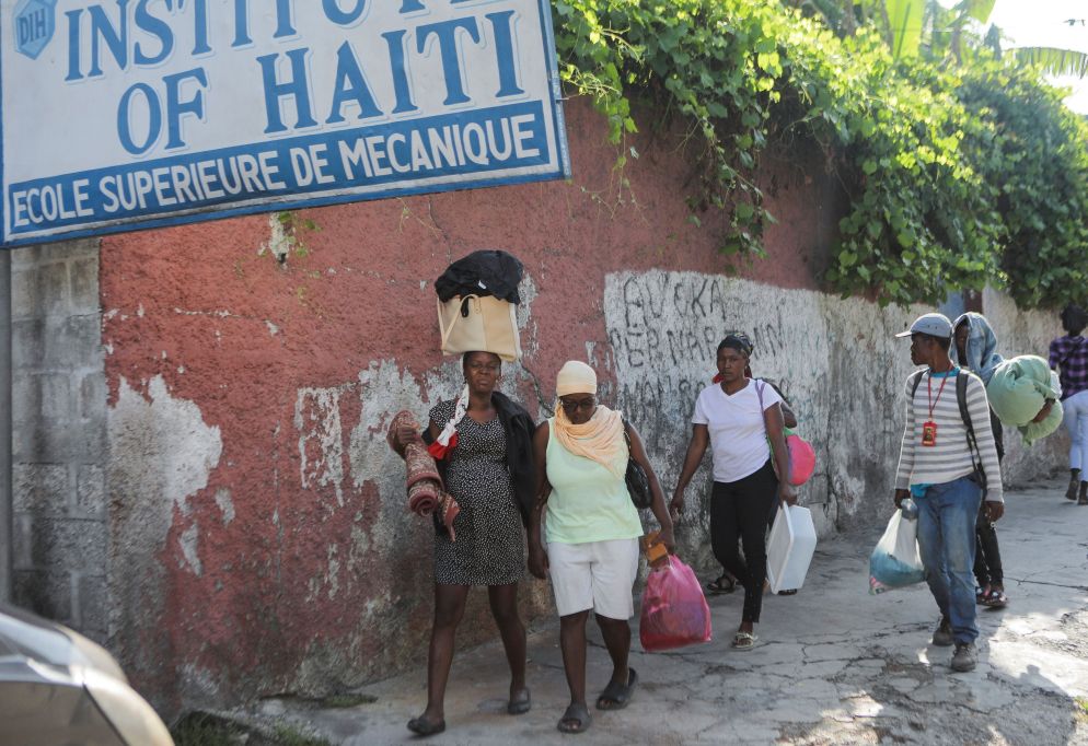La gente cerca di fuggire da Cité Soleil sotto assedio - Reuters