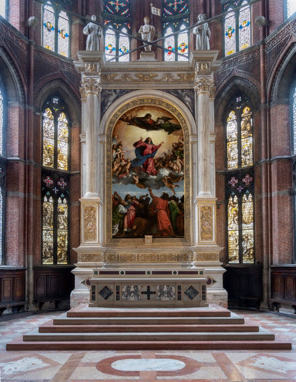 La pala dell'Assunta di Tiziano nella basilica di Santa Maria gloriosa dei Frari a Venezia, dopo il restauro - Matteo De Fina