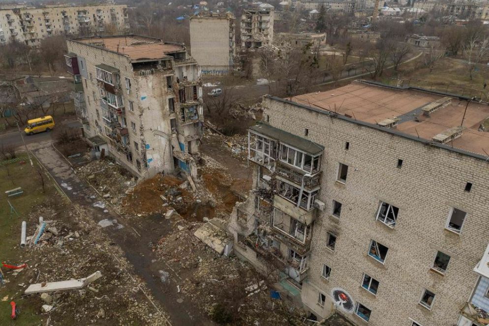 Un condominio bombardato dai russi nella regione di Kharkiv - Ansa