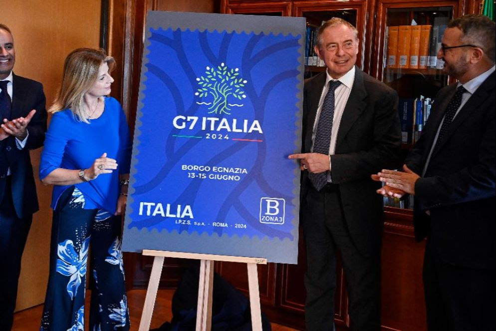 Il ministro Adolfo Urso e la sottosegretario Fausta Bergamotto alla presentazione del francobollo celebrativo per il G7 2024, lo scorso 11 giugno - Ansa