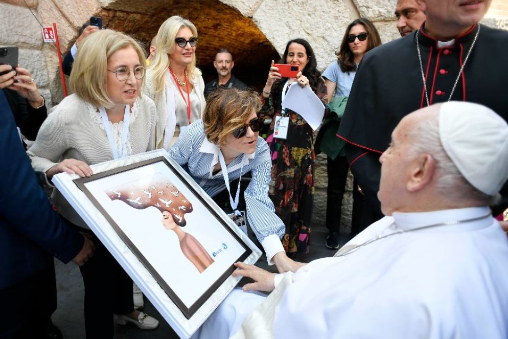Le tre giornaliste di Avvenire Lucia Capuzzi, Viviana Daloiso e Antonella Mariani consegnano a papa Francesco il quadro con l'immagine disegnata da Darya per la campagna #donneperlapace, 18 maggio 2024 - Vatican Media