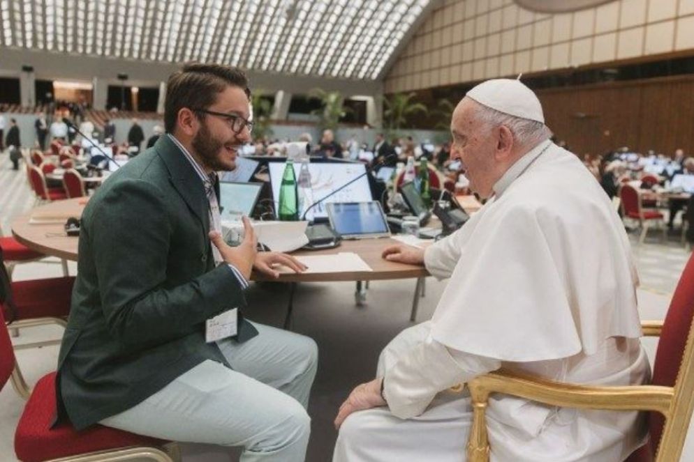 Wyatt insieme a Papa Francesco: lo studente, 19 anni, è il più giovane partecipante al Sinodo - Vatican News