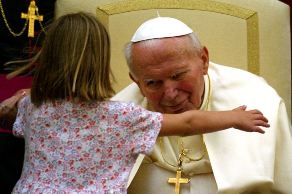Giovanni Paolo II benedice una bambina - Ansa