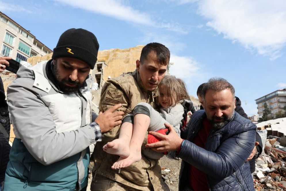 Muhammet Ruzgar, 5 anni, estratta oggi dalle macerie ad Hatay in Turchia - Reuters