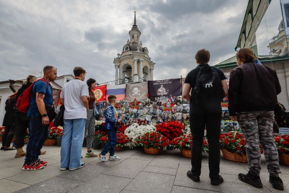 L'omaggio al memoriale spontaneo allestito a Mosca - Ansa